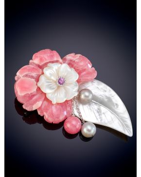 220-ELEGANTE BROCHE CON DISEÑO FLORAL EN CALCEDONIA ROSA Y MADREPERLA, DECORADO POR UN ZAFIRO ROSA ORLADO POR BRILLANTES EN EL CENTRO Y POR DOS PERLAS