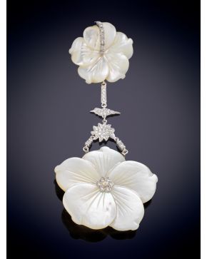 221-ELEGANTE BROCHE CON DOS FLORES EN MADREPERLA DECORADAS POR BRILLANTES sobre una montura en oro blanco de 18K. Firmado Yanes.