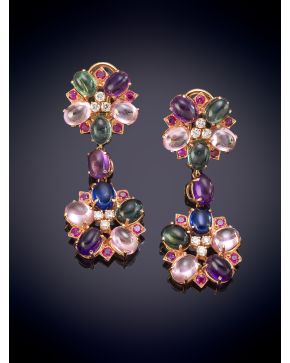 222-ELEGANTES PENDIENTES CON DISEÑO FLORAL FANTASÍA CON CABUJONES DE PIEDRAS DE COLORES SEMIPRECIOSAS Y CENTRO DE BRILLANTES sobre una montura en oro 