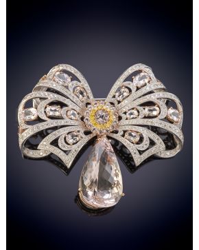 233-BROCHE ESTILO ANTIGUO GRAN LAZADA CUAJADA DE CUARZOS ROSA CON GRAN PERILLA COLGANTE. DECORADO CON LÍNEAS DE BRILLANTES. Montura en oro blanco y ro