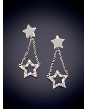 234-BELLOS PENDIENTES CON DISEÑO DE ESTRELLA EN BRILLANTES sobre una montura en oro blanco de 18K. 