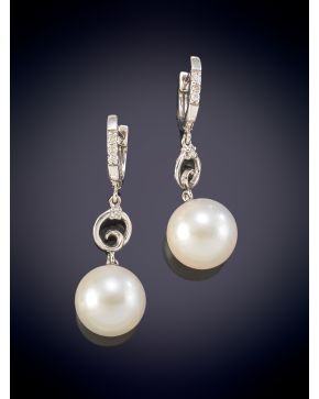 266-ELEGANTES PENDIENTES DE PERLAS CULTIVADAS QUE PENDEN DE UNA CRIOLLA DE BRILLANTES sobre una montura en oro blanco de 18K.  