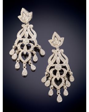 270-ELEGANTES PENDIENTES LARGOS ESTILO GITANILLAS CUAJADOS DE BRILLANTES  sobre una montura en oro blanco de 18K. 