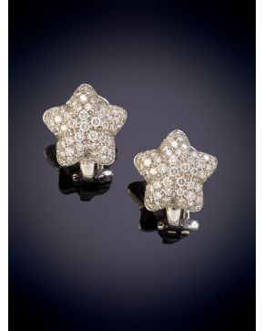 290-PENDIENTES CON DISEÑO DE ESTRELLAS CUAJADAS DE PAVÉ DE BRILLANTES LIGERO BOMBÉ. Montura en oro blanco de 18k.