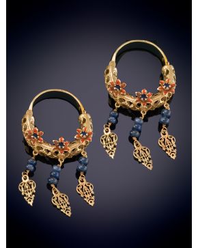 32-BELLOS PENDIENTES CALADOS CON DISEÑO FLORAL DECORADOS POR ESMALTE en oro amarillo de 18K.