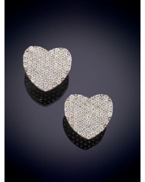 350-ELEGANTES PENDIENTES PLANOS EN FORMA DE CORAZÓN CUAJADOS POR BRILLANTES sobre una montura en oro blanco de 18K.