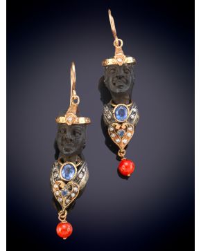 398-BELLOS PENDIENTES MORETTI DECORADOS POR ZAFIROS, BRILLANTES Y UNA ESFERA DE CORAL ROJO DEL MEDITERRÁNEO sobre una montura en plata y oro de 14K.