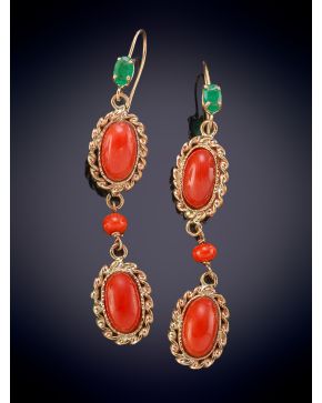 406-BELLOS PENDIENTES LARGOS ESTILO ANTIGUO CON CORAL ROJO Y ESMERALDAS sobre una montura en oro de 9K.