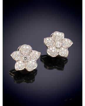 410-ELEGANTES PENDIENTES DISEÑO FLORAL CON UN DIAMANTE CENTRAL Y HOJAS DE PAVÉ DE BRILLANTES sobre una montura en oro blanco de 18K. 