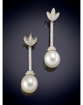 465-ELEGANTES PENDIENTES CON PERLAS AUSTRALIANAS NATURALES CON UNA MONTURA DECORADA POR BRILLANTES DE 0,68CT APROX en oro blanco de 18K.