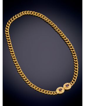 467-BELLA GARGNATILLA DE ESLABONES CON DOS RUBÍES, TALLA OVAL ORLADAS POR BRILLANTES en oro amarillo de 18K.