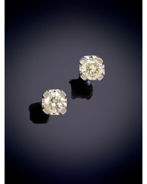 474-ELEGANTES DORMILONAS DE BRILLANTES CON UN PESO TOTAL DE 1CT. APROX  EN GARRA sobre una montura en oro blanco de 18K. 