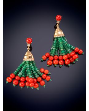 494-BELLOS PENDIENTES DE BORLONES DE HILERAS DE ESMERALDAS REMATADAS POR ESFERAS DE CORAL ROJO DEL MEDITERRÁNEO sobre una montura en oro amarillo de 1