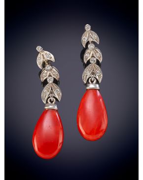 501-ELEGANTES PENDIENTES DE LÁGRIMAS DE CORAL ROJO DEL MEDITERRÁNEO QUE PENDEN DE UNAS HOJITAS CON BRILLANTES en oro blanco de 18K.