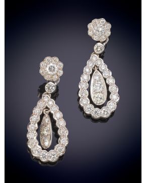 533-ELEGANTES PENDIENTES EN FORMA DE LÁGRIMA QUE PENDE DE UN ROSETÓN CUAJADOS POR BRILLANTES DE 2,50CT APROX sobre una montura en oro blanco de 18K.