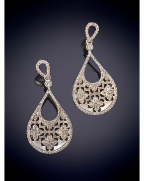 541-ELEGANTES PENDIENTES LARGOS DECORADOS POR BRILLANTES con montura en oro blanco de 18K.