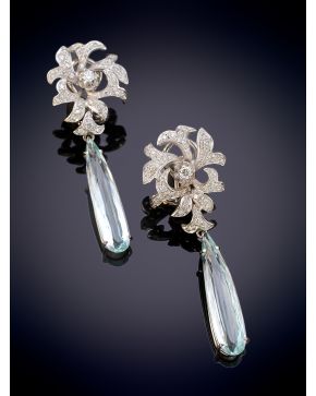 549-ELEGANTES PENDIENTES CON LÁGRIMAS DE AGUAMARINAS DE 10,40CT QUE PENDEN DE UNA ESTRUCTURA DE DISEÑO FLORAL CON BRILLANTES y montura en oro blanco d