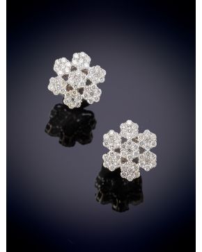 552-BELLOS PENDIENTES ESTILO ROSETÓN DE BRILLANTES sobre una montura en oro blanco de 18K. 