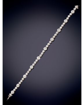 563-ELEGANTE PULSERA CON CHATONES DE BRILLANTES DE 5,53CT sobre una montura en oro blanco de 18K. 