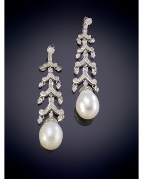 594-ELEGANTES PENDIENTES COLGANTES DE PERLAS QUE PENDEN DE UNA MONTURA CUAJADA DE BRILLANTES DE 1,02CT de oro blanco de 18K.