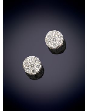 598-ELEGANTES PENDIENTES ROSETÓN CON SIETE BRILLANTES EN CADA UNO sobre una montura de oro blanco de 18K. Peso total de los brillantes: 1ct.