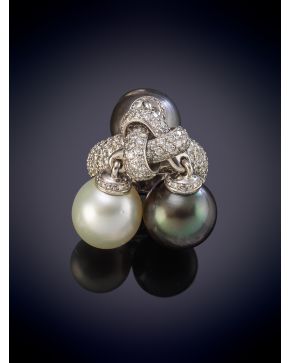 609-LUIS GIL.COLECCION LOS CASCABELES. GRAN SORTIJA NUDO DE BRILLANTES DE LA QUE PENDEN TRES PERLAS AUSTRALIANAS UNA DE ELLAS TAHITI DE 14 MM DE DIÁME