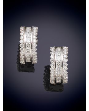 619-ELEGANTES PENDIENTES CRIOLLAS DE BRILLANTES E HILERA CENTRAL DE DIAMANTES TALLA PRINCESA. Sobre una montura de oro blanco de 18k. 