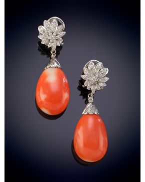 631-ELEGANTES PENDIENTES DESMONTABLES CON LÁGRIMAS DE CORAL ROJO DEL MEDITERRÁNEO QUE PENDEN DE UN ROSETÓN DE BRILLANTES sobre una montura en oro blan