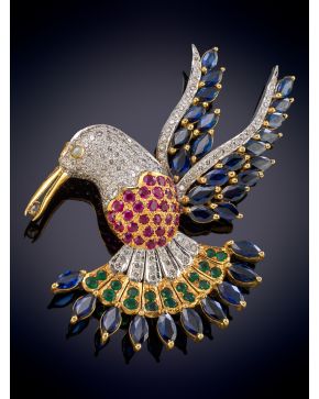 633-ELEGANTE BROCHE PÁJARO CON CUERPO DE BRILLANTES DECORADO POR RUBÍES Y ALAS DE ZAFIROS TALLA MARQUISSE Y ESMERALDAS. Pieza de gran belleza realizad