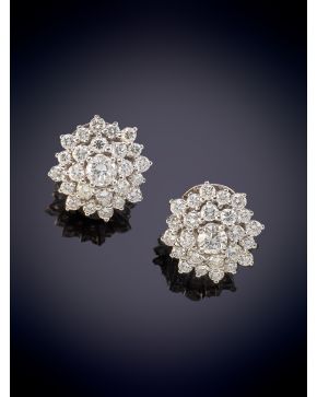 636-ELEGANTES PENDIENTES ROSETÓN CON BRILLANTES sobre una montura en oro blanco de 18K.  