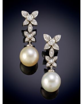 643-EXQUISITOS PENDIENTES CON UN ELEGANTE DISEÑO FLORAL DECORADOS POR BRILLANTES DE 0,68CT APROX, CON PERLAS AUSTRALIANAS, sobre una montura en oro bl