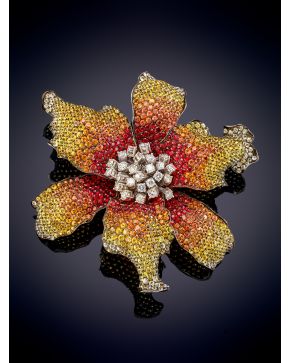 645-ORIGINAL BROCHE - ORQUIDEA DE ZAFIROS DE COLORES CALIDAD EXTRA CON PISTILOS DE BRILLANTES EN GARRAS. Elegante flor cuajada de zafiros de distintas