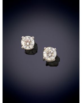 652-ELEGANTES PENDIENTES DORMILONAS DE BRILLANTES que suman un total de 1ct. aprox. Sobre una montura de garras en oro blanco de 18k. 