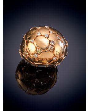 656-EXQUISITA SORTIJA BOMBÉ CALADA Y DECORADA POR BRILLANTES DE 1,10CT en oro rosa de 18K.