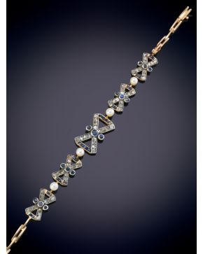 66-ELEGANTE PULSERA ESTILO ART DECÓ CON ZAFIROS DE 2,04CT, PERLITAS Y BRILLANTES DE 1,05CT APROX sobre una montura en oro de 14K.