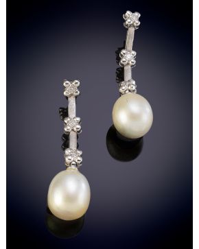 675-ELEGANTES PENDIENTES COLGANTES CON UNA PERLA AUSTRALIANA DE INTENSO ORIENTE QUE PENDE DE TRES FLORES CON CENTRO DE BRILLANTE UNIDAS ENTRE SI POR F