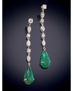 683-ESTILIZADOS PENDIENTES DE DIAMANTES, TALLA MARQUISSE Y BRILLANTE, REMATADOS POR UNA BELLA ESMERALDA, TALLA PERA, EXQUISITAMENTE TALLADA. Pieza de 