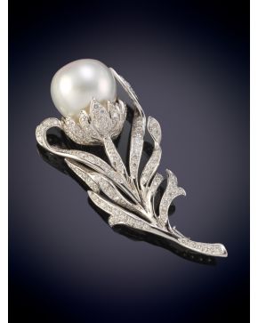 685-ESTILIZADO BROCHE DE BRILLANTES CON GRAN PERLA AUSTRALIANA. Elegante diseño a modo de flor sobre una montura de oro blanco de 18k. 