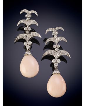 702-ELEGANTES PENDIENTES DE BRILLANTES Y LÁGRIMA DE CORAL PIEL DE ÁNGEL, Bello diseño a modo de pagoda sobre una montura de oro blanco de 18k. 