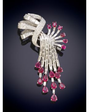 730-ELEGANTE BROCHE DE RUBÍES TALLA PERA Y DIAMANTES TALLA BAGUETTE Y BRILLANTE de alta calidad. Estilizado diseño formado por una bella lazada de dia