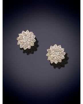 756-PENDIENTES ESTILO ROSETON DE BRILLANTE. Montura de oro blanco de 18K. Peso total de los brillantes 0.70ct. aprox.