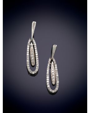 80-ELEGANTES PENDIENTES COLGANTES CON BRILLANTES DE 0,35CT sobre una montura en oro blanco de 18K. 