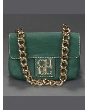 838-CAROLINA HERRERA   Bolso en piel verde con cadena de eslabones en metal dorado, Iniciales grabados en el frente.