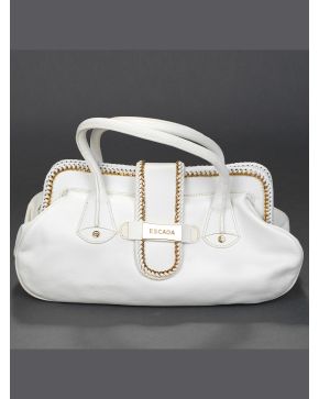 839-ESCADA Bolso en piel blanca con detalle de cadena barbada.