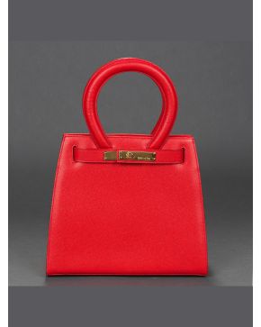 848-ESCADA Bolso en piel rojo con cierre en metal dorado.