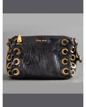 850-MIU MIU" BOLSO DE MANO EN PIEL NEGRA CON DETALLES EN METAL DORADO."