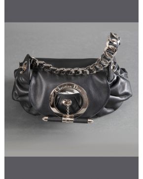 854-DIOR" BOLSO DE MANO EN PIEL NEGRA CON CADENA Y DETALLES EN METAL PLATEADO."