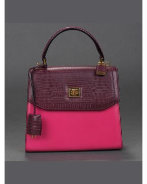 861-ESCADA Bolso en charol negros Sport". Con cadena."