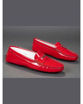 878-TOD´S Mocasines en charol rojo.