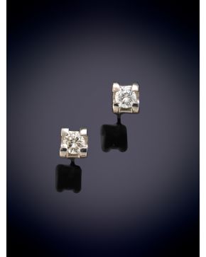 91-ELEGANTES PENDIENTES DE BRILLANTES EN GARRA DE 0,45CT APROX sobre una montura en oro blanco de 18K.